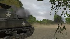 Le Sherman vient d'apercevoir un Panzer IV dissimulé un peu plus loin sur la route. Black donne l'ordre d'engager ce dernier.