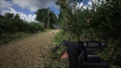 Hell Let Loose - On avance sur une route en se dissimulant dans la végétation. L'ennemi peut surgir à tous moments !